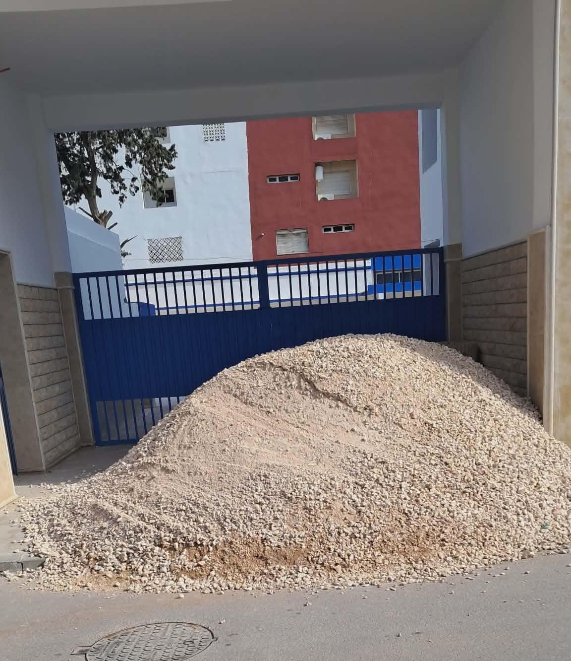 تأخر أشغال مدرسة فاطمة الزهراء يفجر غضب الأسر ويثير مخاوف على سلامة التلاميذ تأخر أشغال مدرسة فاطمة الزهراء يفجر غضب الأسر ويثير مخاوف على سلامة التلاميذ