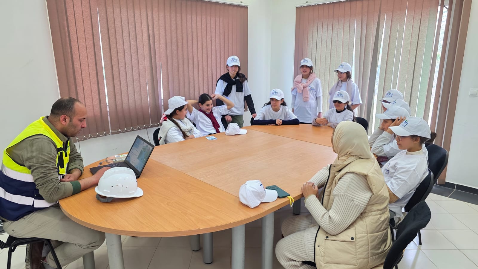 زيارة تربوية لمحطة معالجة المياه العادمة بالحسيمة تعزز الوعي البيئي لدى التلاميذ زيارة تربوية لمحطة معالجة المياه العادمة بالحسيمة تعزز الوعي البيئي لدى التلاميذ