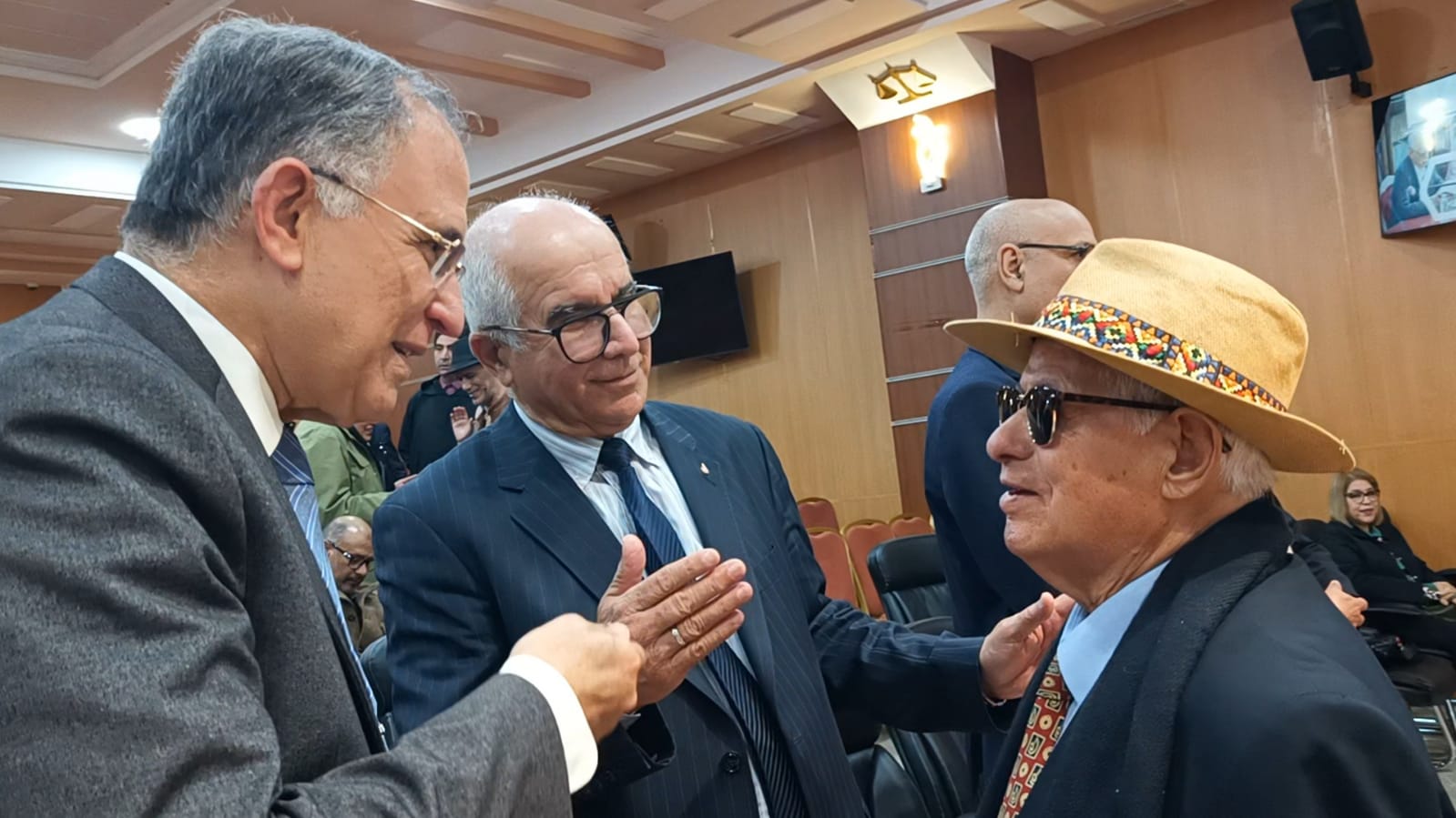 مكناس تحتفي بمسار الأديب والدبلوماسي الدكتور محمد محمد الخطابي مكناس تحتفي بمسار الأديب والدبلوماسي الدكتور محمد محمد الخطابي