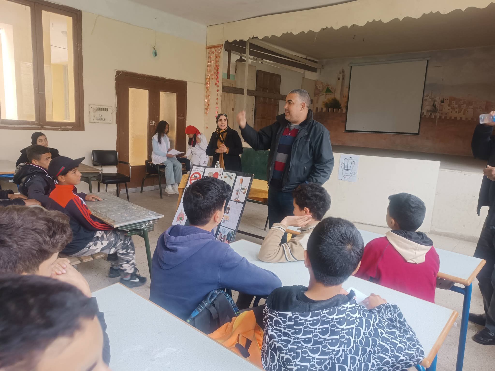 الجمعية الوطنية لمكافحة التدخين والمخدرات تنظم لقاء تواصليا بالثانوية الإعدادية صهريج السواني تحت شعار : أثر المخدرات على التحصيل الدراسي