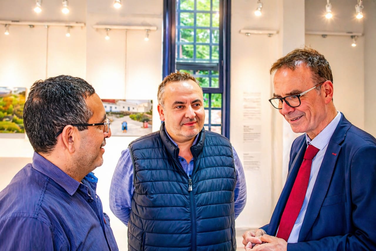 الحسيمة تحتفي بالفن المعاصر: افتتاح معرض 