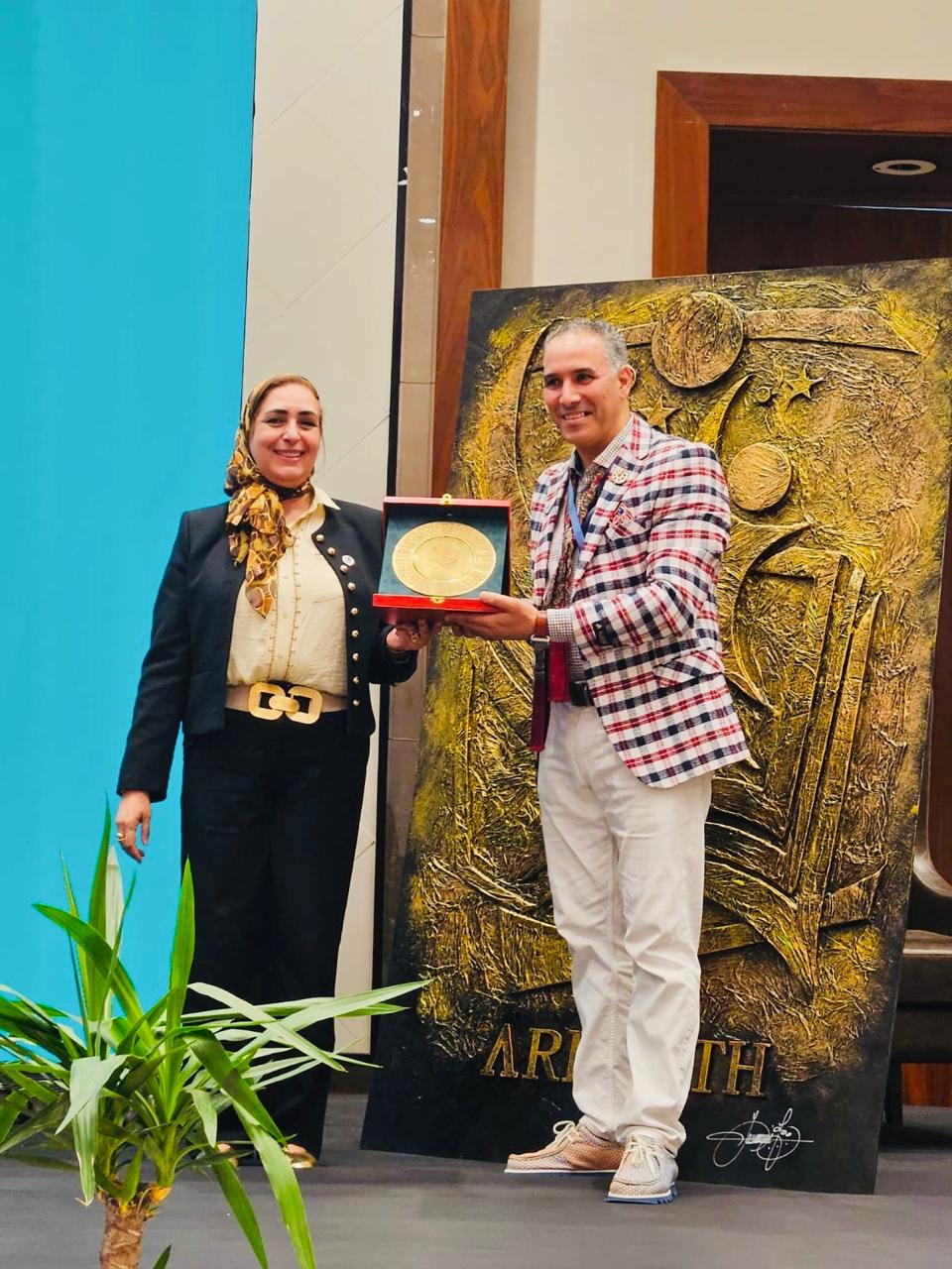 سفير الخزامى للفن يوسف كُراج يتألق بطنجة ويتسلم درع التكريم في المنتدى الجهوي للإصلاح التربوي سفير الخزامى للفن يوسف كُراج يتألق بطنجة ويتسلم درع التكريم في المنتدى الجهوي للإصلاح التربوي
