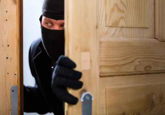 الأمن الجهوي بالحسيمة يفك لغز سرقة منزل بحي مالقا ويسترجع المسروقات في وقت قياسي الأمن الجهوي بالحسيمة يفك لغز سرقة منزل بحي مالقا ويسترجع المسروقات في وقت قياسي