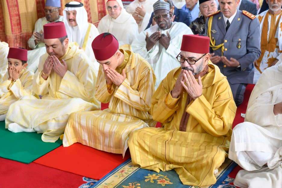 أمير المؤمنين يؤدي صلاة عيد الأضحى المبارك بمسجد أهل فاس بالرباط