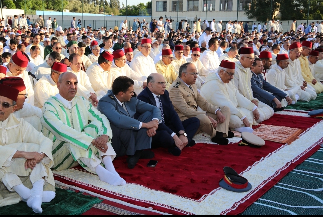 عامل عمالة مكناس يؤدي صلاة عيد الأضحى وسط جموع غفير من ساكنة المدينة ويشارك نزلاء الخيرية الإسلامية فرحتهم عامل عمالة مكناس يؤدي صلاة عيد الأضحى وسط جموع غفير من ساكنة المدينة ويشارك نزلاء الخيرية الإسلامية فرحتهم