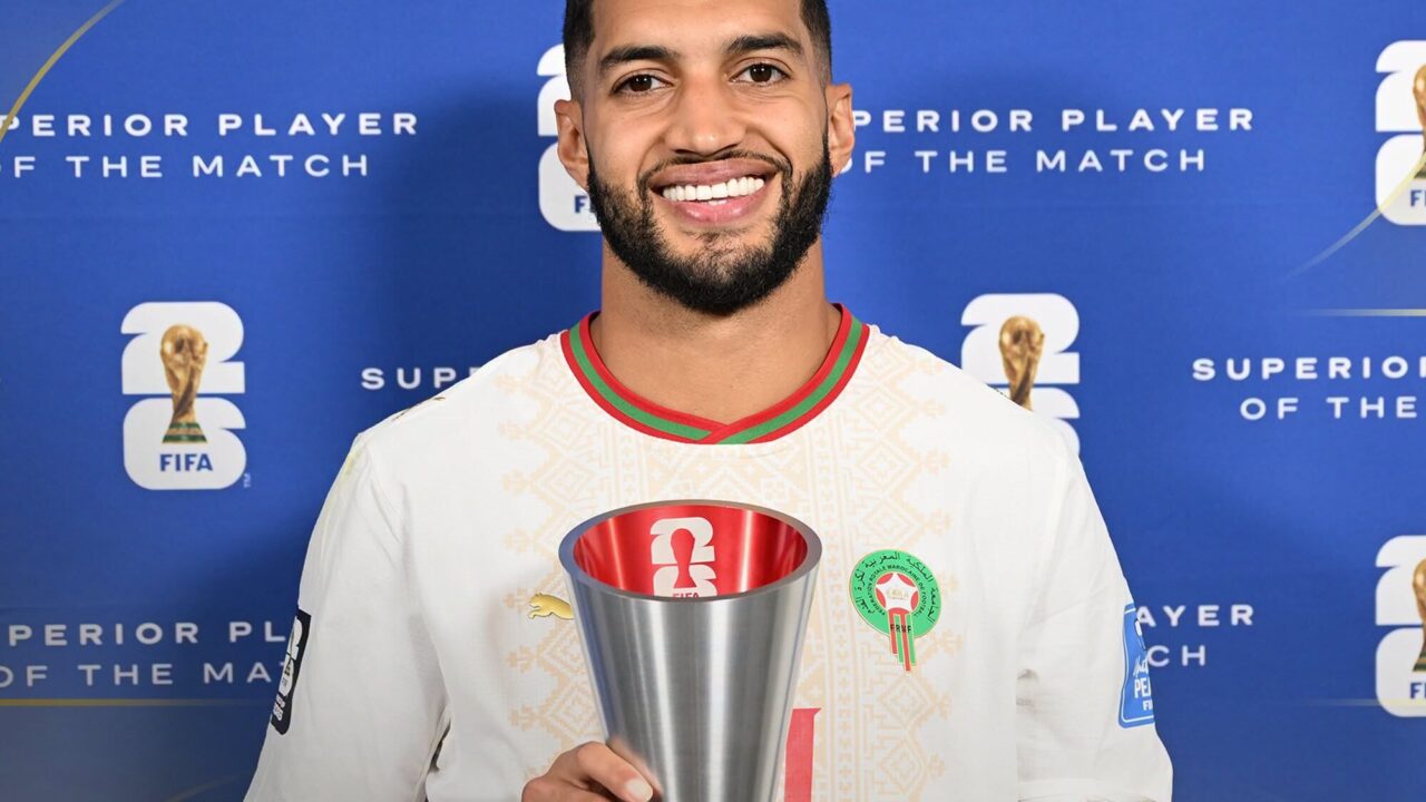 تتويج إسماعيل الصيباري بجائزة أفضل لاعب في مباراة المغرب و استكلندا