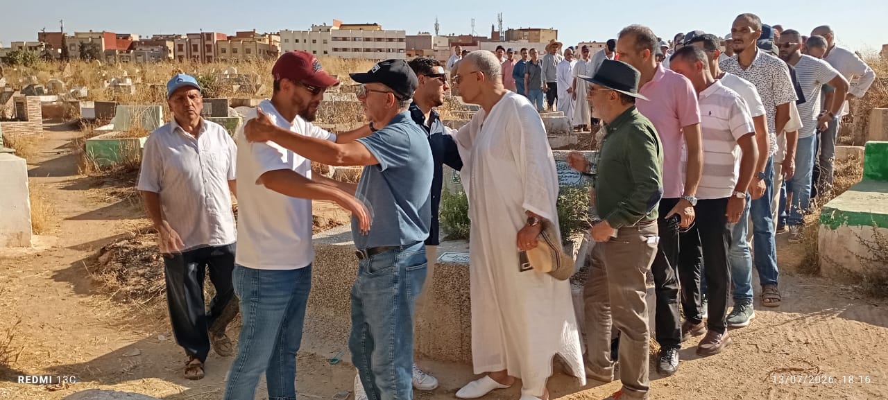 الأسرة الرياضية والتربوية وفعاليات المجتمع تودع مصطفى الضاوي إلى مثواه الأخير الأسرة الرياضية والتربوية وفعاليات المجتمع تودع مصطفى الضاوي إلى مثواه الأخير