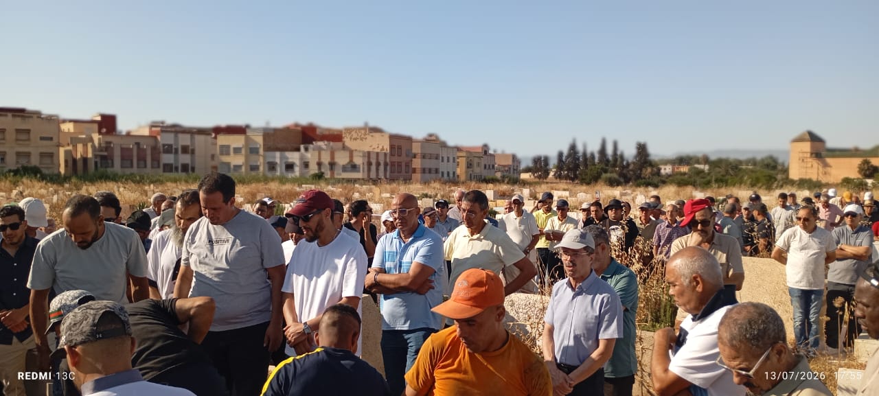 الأسرة الرياضية والتربوية وفعاليات المجتمع تودع مصطفى الضاوي إلى مثواه الأخير الأسرة الرياضية والتربوية وفعاليات المجتمع تودع مصطفى الضاوي إلى مثواه الأخير