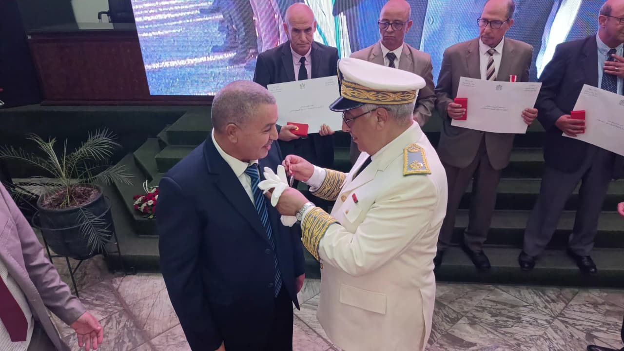 عامل عمالة مكناس يترأس حفل الإنصات للخطاب الملكي بمناسبة الذكرى الـ27 لعيد العرش عامل عمالة مكناس يترأس حفل الإنصات للخطاب الملكي بمناسبة الذكرى الـ27 لعيد العرش