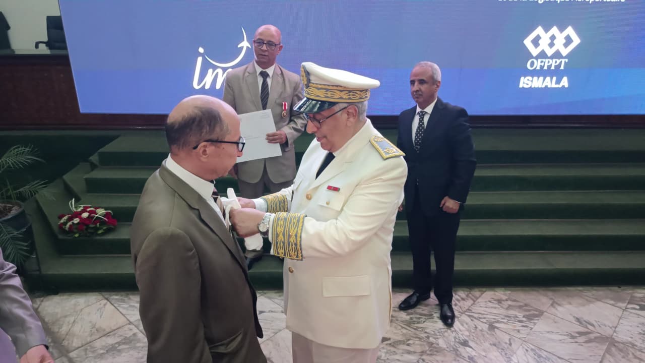 عامل عمالة مكناس يترأس حفل الإنصات للخطاب الملكي بمناسبة الذكرى الـ27 لعيد العرش عامل عمالة مكناس يترأس حفل الإنصات للخطاب الملكي بمناسبة الذكرى الـ27 لعيد العرش