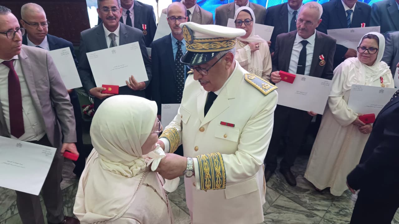 عامل عمالة مكناس يترأس حفل الإنصات للخطاب الملكي بمناسبة الذكرى الـ27 لعيد العرش عامل عمالة مكناس يترأس حفل الإنصات للخطاب الملكي بمناسبة الذكرى الـ27 لعيد العرش