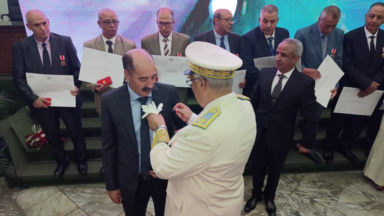 عامل عمالة مكناس يترأس حفل الإنصات للخطاب الملكي بمناسبة الذكرى الـ27 لعيد العرش عامل عمالة مكناس يترأس حفل الإنصات للخطاب الملكي بمناسبة الذكرى الـ27 لعيد العرش