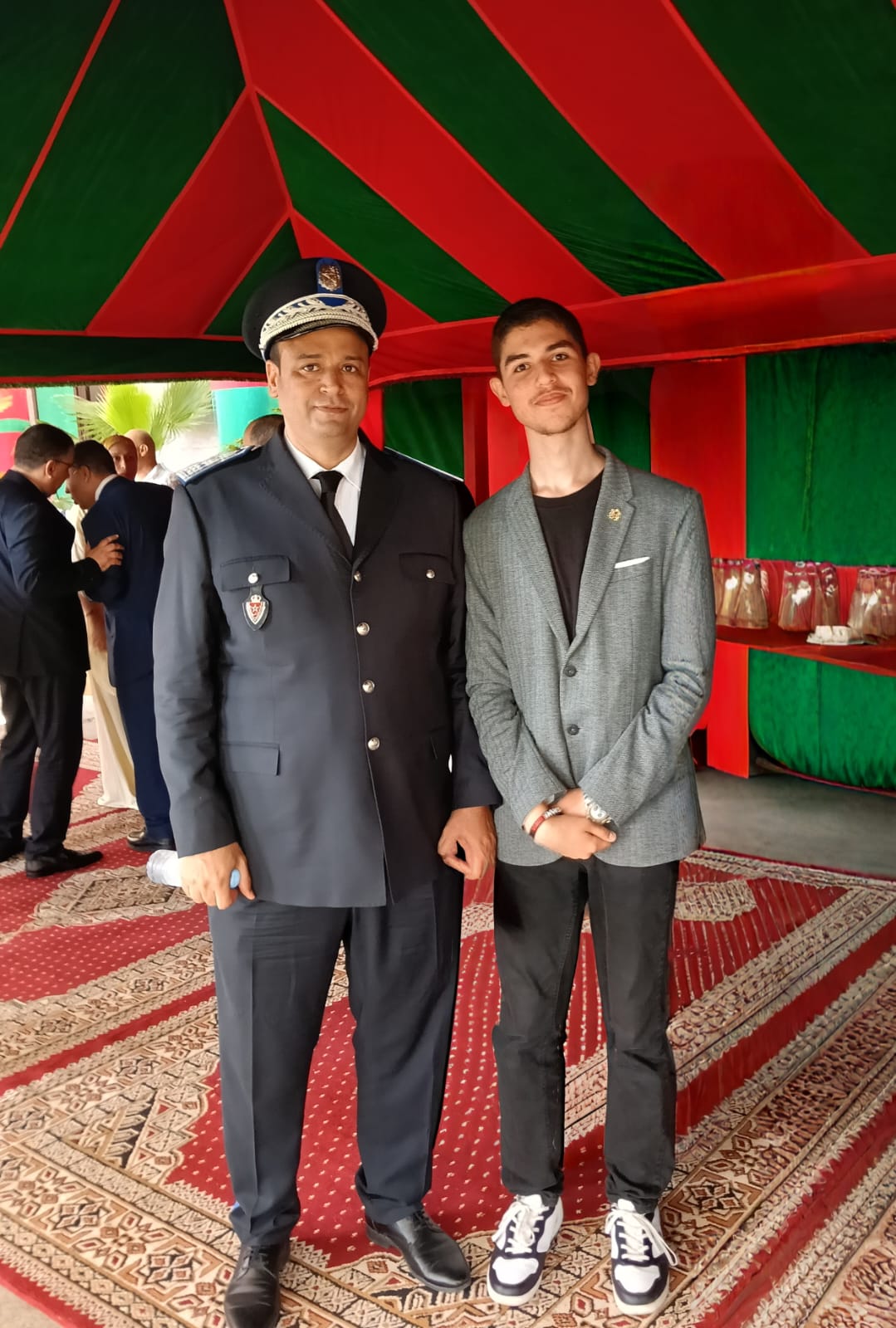 في أجواء مفعمة بالوطنية… رئيس “النادي العلمي للوجستيك” يشارك في مراسيم رفع العلم بطنجة بمناسبة عيد العرش المجيد في أجواء مفعمة بالوطنية… رئيس “النادي العلمي للوجستيك” يشارك في مراسيم رفع العلم بطنجة بمناسبة عيد العرش المجيد