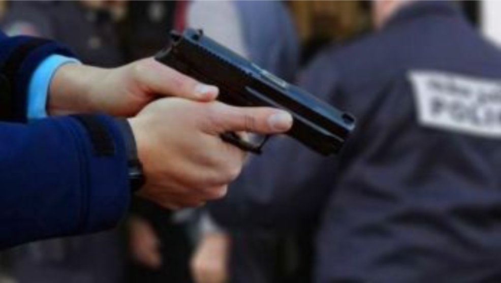 موظف شرطة يضطر لاستخدام السلاح الوظيفي لتوقيف شخص في حالة اندفاع قوي موظف شرطة يضطر لاستخدام السلاح الوظيفي لتوقيف شخص في حالة اندفاع قوي
