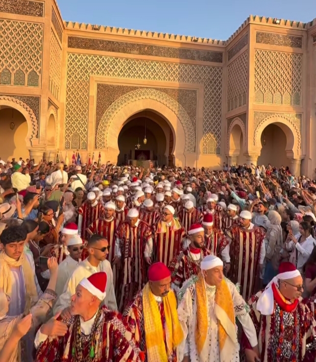 مكناس في رحاب المولد النبوي، او حين تستعيد المدينة العتيقة ذاكرتها الروحية وتنعش حركتها الاقتصادية مكناس في رحاب المولد النبوي، او حين تستعيد المدينة العتيقة ذاكرتها الروحية وتنعش حركتها الاقتصادية