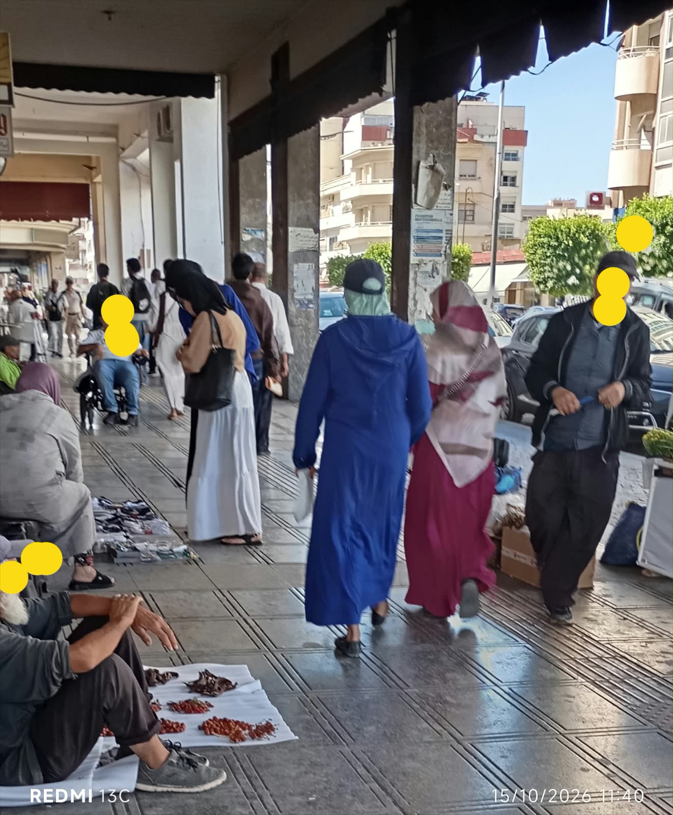 حمرية بمكناس.. فوضى احتلال الأرصفة والطرقات تثير استياء الساكنة والتجار. حمرية بمكناس.. فوضى احتلال الأرصفة والطرقات تثير استياء الساكنة والتجار.