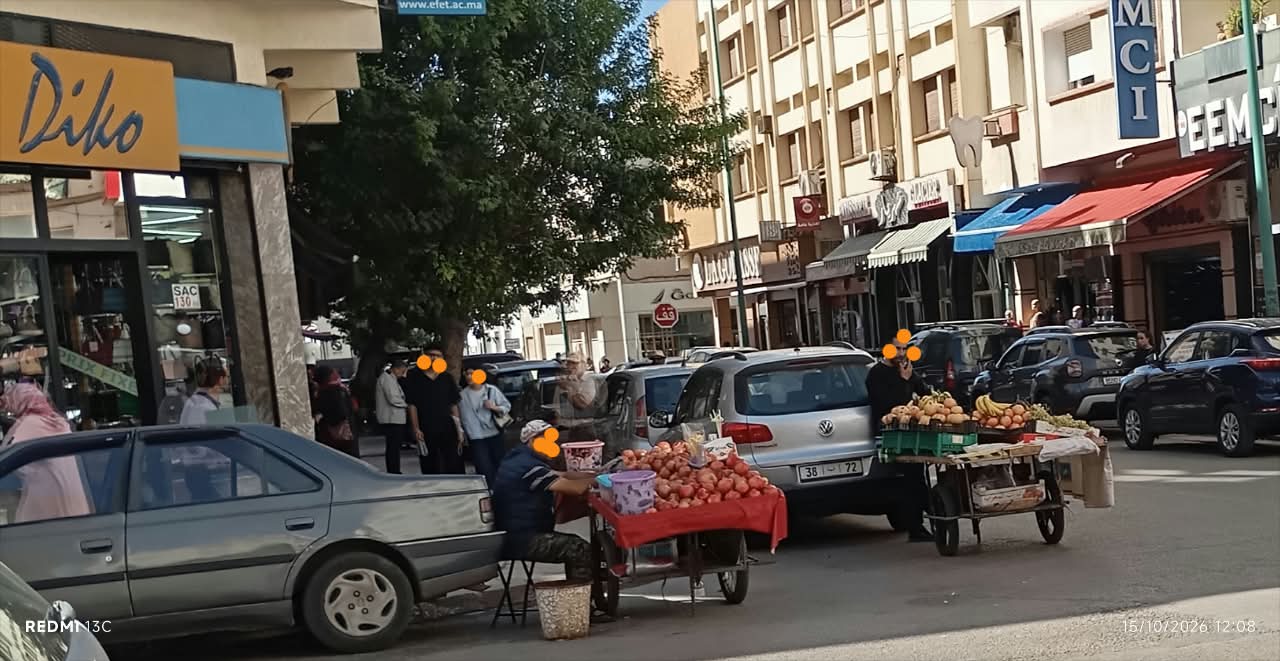 حمرية بمكناس.. فوضى احتلال الأرصفة والطرقات تثير استياء الساكنة والتجار. حمرية بمكناس.. فوضى احتلال الأرصفة والطرقات تثير استياء الساكنة والتجار.