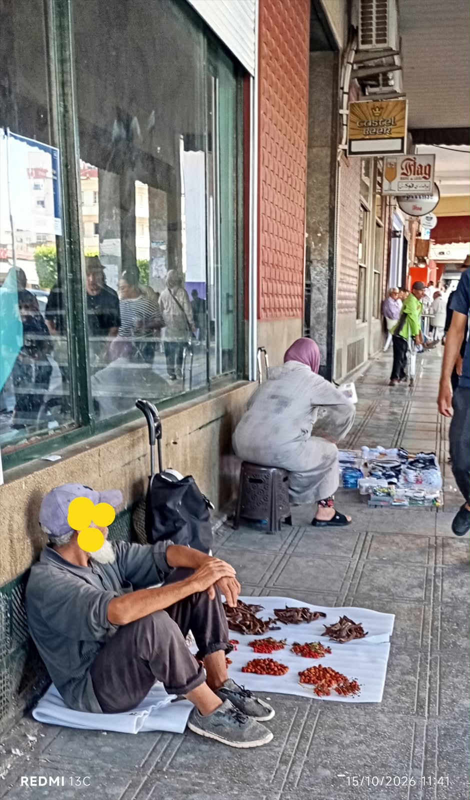 حمرية بمكناس.. فوضى احتلال الأرصفة والطرقات تثير استياء الساكنة والتجار. حمرية بمكناس.. فوضى احتلال الأرصفة والطرقات تثير استياء الساكنة والتجار.