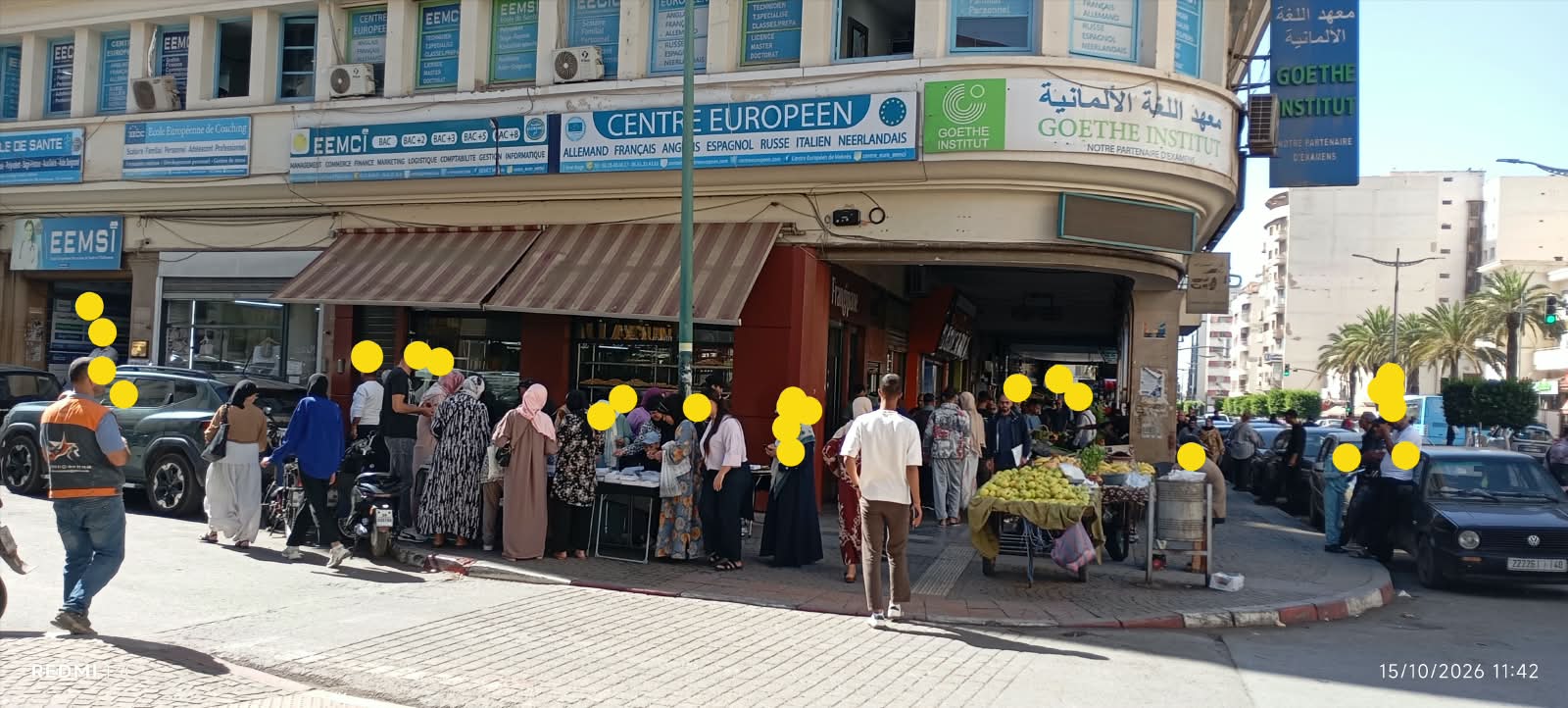 حمرية بمكناس.. فوضى احتلال الأرصفة والطرقات تثير استياء الساكنة والتجار. حمرية بمكناس.. فوضى احتلال الأرصفة والطرقات تثير استياء الساكنة والتجار.