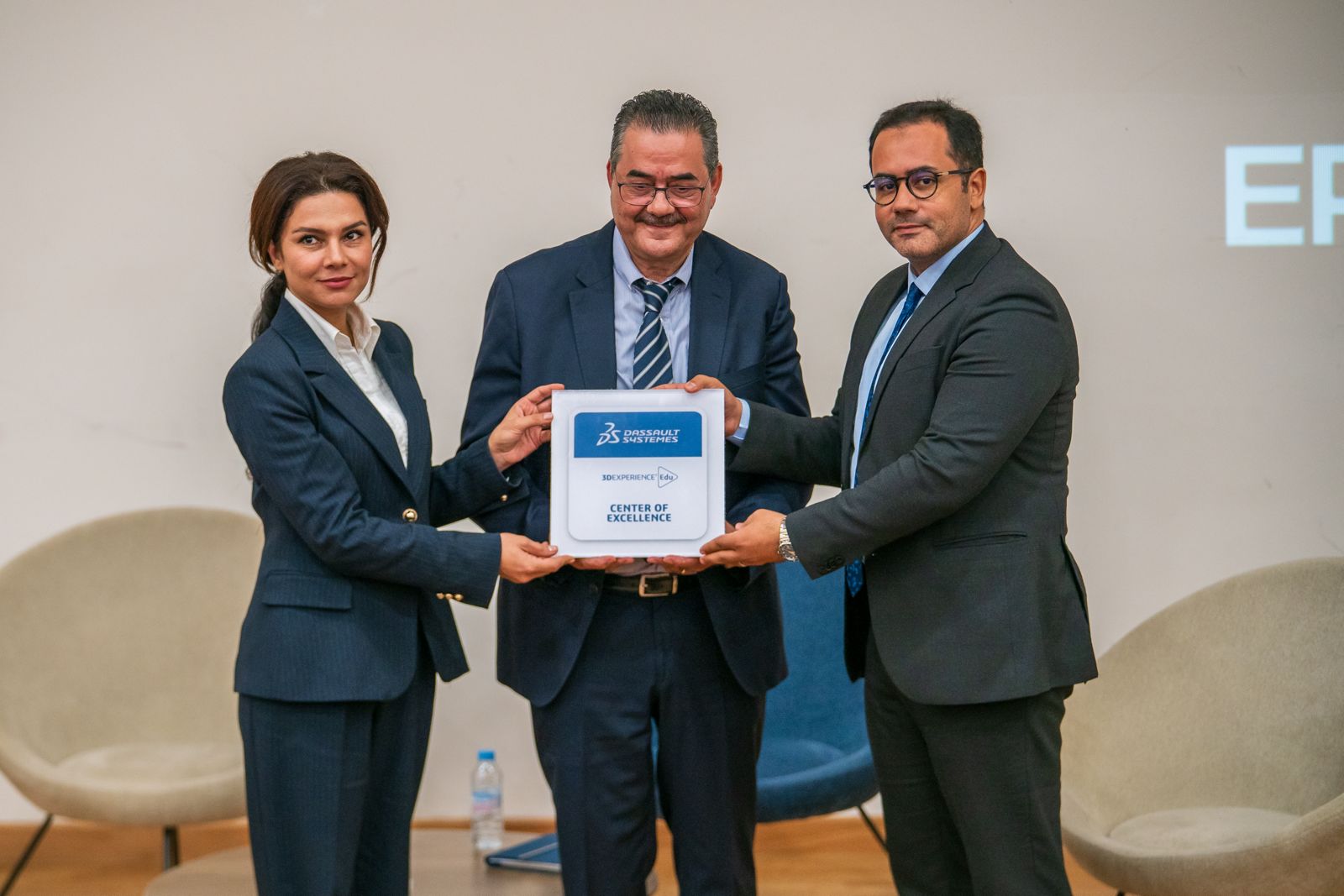 المدرسة المغربية لعلوم المهندس وDassault Systèmes  تفتتحان أول مركز للتميز التعليمي 3DEXPERIENCE EDU في المغرب  يسعى هذا المركز إلى ترسيخ مكانته كمرجع في مجال التأهيل في التقنيات الصناعية المتقدمة، من خلال تطوير الكفاءات المغربية والمساهمة في تسريع التحول الصناعي بالمملكة.