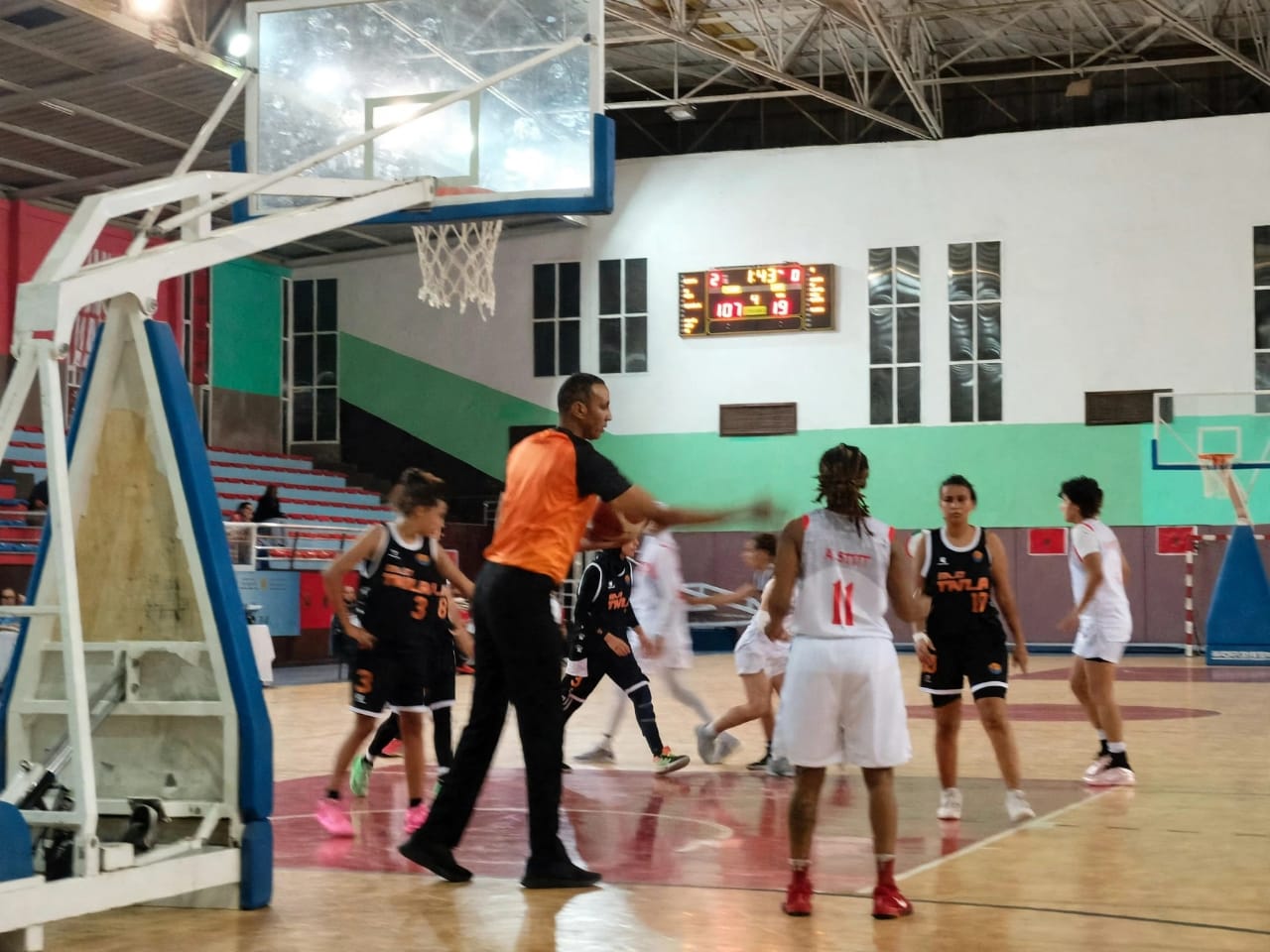 سيدات النادي المكناسي يتالقن في القاعة المغطاة المسيرة بمكناس.. 114_19 أمام الاتحاد الطنجاوي سيدات النادي المكناسي يتالقن في القاعة المغطاة المسيرة بمكناس.. 114_19 أمام الاتحاد الطنجاوي